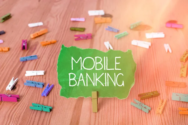 Nota de escrita mostrando Mobile Banking. Foto de negócios mostrando para criar transações financeiras com o uso de smartphone . — Fotografia de Stock