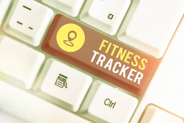 Schrijfbriefje met Fitness Tracker. Zakelijke foto presentatie van een monitoring apparaat dat elke gezondheidsgerelateerde activiteit registreert. — Stockfoto