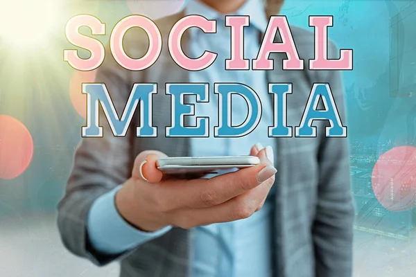 Εννοιολογική γραφή στο χέρι που δείχνει τα Social Media. Επαγγελματική φωτογραφία που δείχνει online marketing και να διασκεδάσουν μοιράζονται χρησιμοποιώντας ένα smartphone. — Φωτογραφία Αρχείου