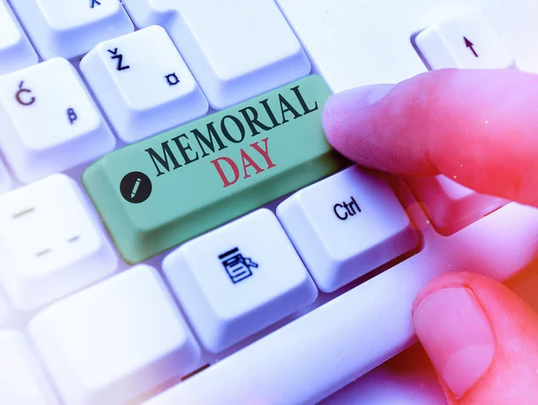 Psát text na Memorial Day. Koncept znamená den na památku a čest veteránů, kteří se obětovali pro zemi. — Stock fotografie