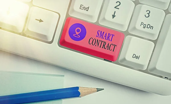 Segno di testo che mostra Smart Contract. Concettuale foto digitale accordo per controllare il trasferimento di valute digitali . — Foto Stock