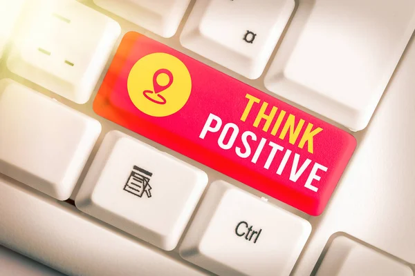 Schrijfbriefje met Think Positive. Zakelijke foto presentatie het creëren van gedachten die stimuleren en helpen bij het opladen van een individu. — Stockfoto