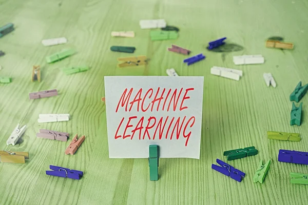 Nota de escritura que muestra Machine Learning. Foto de negocios mostrando el concepto de que una computadora puede aprender nuevos datos por sí misma . — Foto de Stock