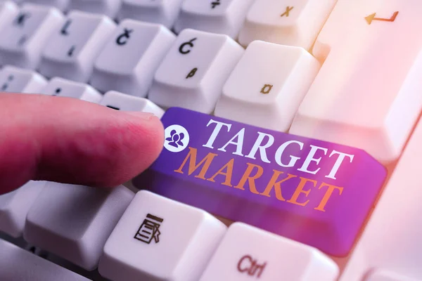 Escritura manual conceptual que muestra Target Market. Clientes específicos de texto fotográfico de negocios a los que una empresa apunta su marketing . —  Fotos de Stock