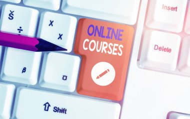 Kelime yazma metni çevrimiçi kurslar. İnternet üzerinden yürütülen bir eğitimi kazanma konsepti.