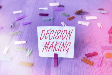 Karar verme sürecini gösteren bir not yazıyorum. Mevcut durumla eşleştirmek için en iyi seçeneği seçmek için iş fotoğrafı gösterimi.