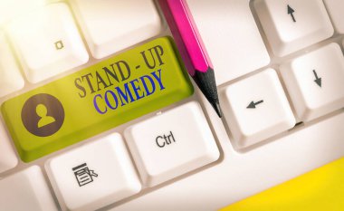Stand-up Comedy 'yi gösteren bir not yazıyorum. Bir komedyenin komik hikayeler okuduğu komik bir resim sergileniyor..