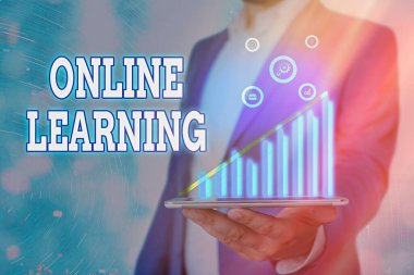 Çevrimiçi Öğrenme 'yi yazan el yazısı metni. Kavram, internet üzerinden erişilebilecek bir ders almak demektir..