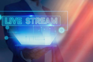 El yazısı Live Stream. İnternet kullanan bir video ya da ses materyali yayınlamanın anlamı.
