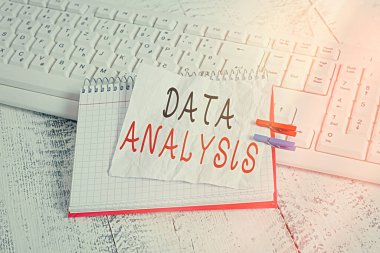 El yazısı veri analizi. İş zekası ve analitik anlamına gelen kavram yeni bir başlangıç projesi tartışma defteri kağıt hatırlatma çamaşır iğnesi beyaz klavye ışığı ahşap.