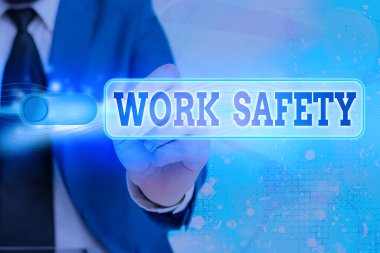 İş Güvenliğini gösteren bir not yazıyorum. Şirketler tarafından işçi sağlığını korumak için uygulanan önleyici tedbirleri gösteren iş fotoğrafı sergisi.