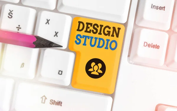 Handstilstextskrivning Design Studio. Begreppet arbetsmiljö specifikt för formgivare och hantverkare. — Stockfoto