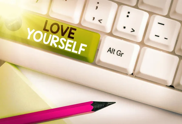 Note d'écriture montrant Love Yourself. Photo d'affaires montrant accepter l'aspect global de nous-mêmes et avoir le respect de soi. — Photo