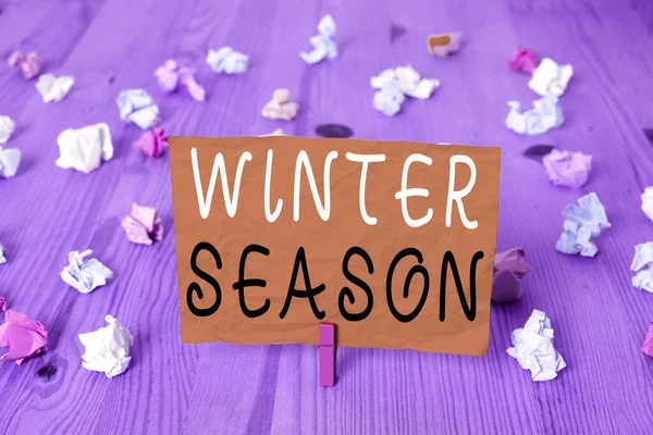 冬の季節を示す概念的な手書き。気温が大幅に下がった年の寒い季節を紹介するビジネス写真. — ストック写真