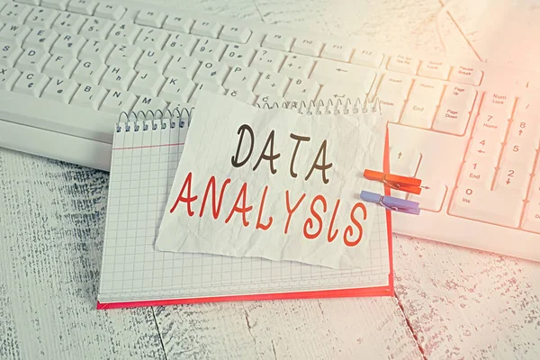 El yazısı veri analizi. İş zekası ve analitik anlamına gelen kavram yeni bir başlangıç projesi tartışma defteri kağıt hatırlatma çamaşır iğnesi beyaz klavye ışığı ahşap. — Stok fotoğraf