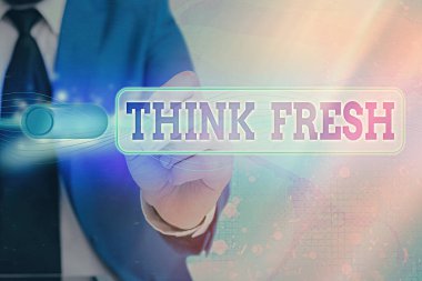 Think Fresh 'i gösteren bir not yazıyorum. İş fotoğraflarında fikirler ve kavramlar üretirken yeni bir bakış açısı sergileniyor.