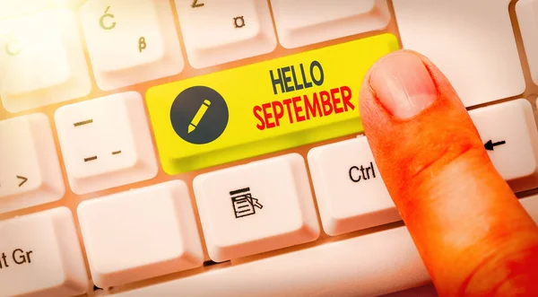 Texto de escritura de palabras Hola septiembre. Concepto empresarial de saludo utilizado en la conmemoración del noveno mes del año . — Foto de Stock