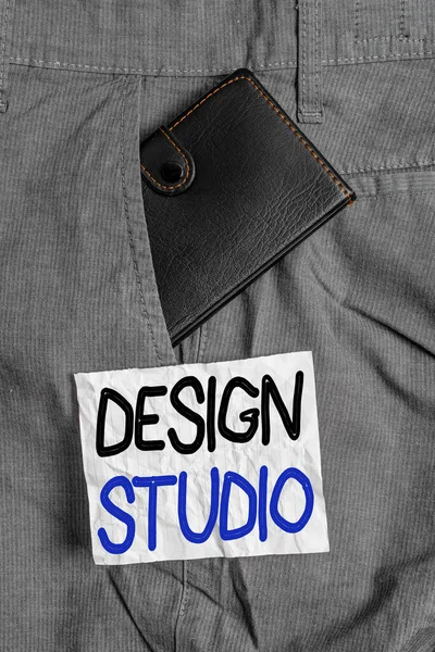 显示设计演播室的文字标志.专为设计师和工匠设计的概念摄影工作环境男人裤子前袋内的小皮夹近批注纸. — 图库照片