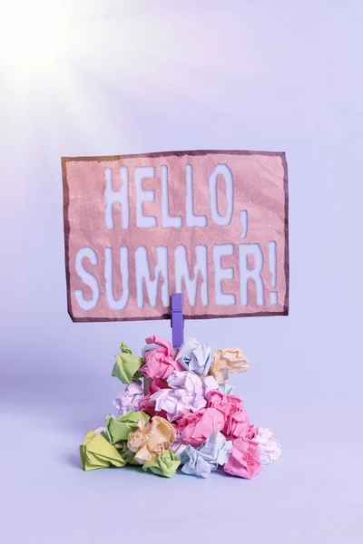 Píšu text Ahoj, Summer. Obchodní koncept pro pozdrav používá, když horká sezóna roku je zkušený Připomenutí hromada barevných zmačkaného papíru prádlopin připomenutí modré pozadí. — Stock fotografie
