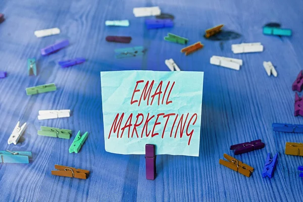Nota de redação mostrando Email Marketing. Foto de negócios mostrando atrair potencial comprador, comunicando através da mensagem . — Fotografia de Stock