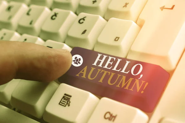 손 글씨 : Hello, Autumn 을 보여 줍니다. 여름에서 겨울로 바뀌는 변화를 포용 할 때 사용하는 사업 사진 문자 인사말. — 스톡 사진