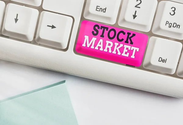 Escritura manual conceptual que muestra el mercado de valores. Foto de negocios mostrando el comercio de divisas para la inversión financiera y las tendencias de la economía . — Foto de Stock