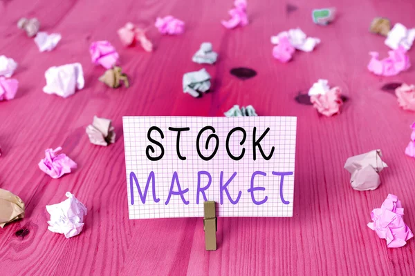 Escrita de mão conceitual mostrando Stock Market. Foto de negócios mostrando negociação forex para investimento financeiro e tendências da economia . — Fotografia de Stock