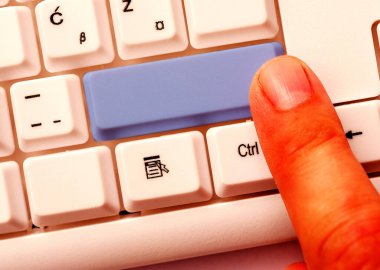 Not ve Klavyeli İş Konsepti. Boş Kopya Boşluğu Beyaz Kopyalama Cpace 'inin üzerinde Renkli Pc Mock Klavyesini Yapıştır. Metin İletisi için Boş Model Boşluğu.