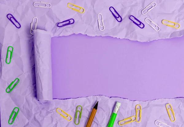 Cartón desgarrado laminado con reloj despertador y pasadores colocados diseñados por encima de la mesa de madera. Papel desgarrado grueso sobre un fondo de madera texturizada. Manera artística de organizar fotografías planas — Foto de Stock