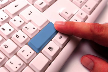 Not ve Klavyeli İş Konsepti. Boş Kopya Boşluğu Beyaz Kopyalama Cpace 'inin üzerinde Renkli Pc Mock Klavyesini Yapıştır. Metin İletisi için Boş Model Boşluğu.