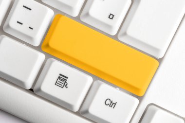 Not ve Klavyeli İş Konsepti. Boş Kopya Boşluğu Beyaz Kopyalama Cpace 'inin üzerinde Renkli Pc Mock Klavyesini Yapıştır. Metin İletisi için Boş Model Boşluğu.