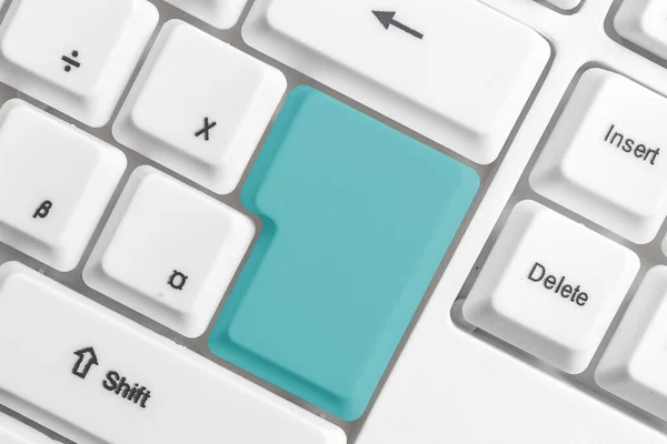 Geschäftskonzept mit Notizen und PC-Tastatur. Bunte PC-Tastatur mit leerem Kopierraum über weißem Kopierschutz. Leere Attrappe für Textnachrichten. — Stockfoto