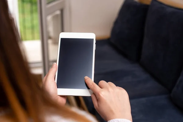 Hände halten digitales Smartphone mit leerem Kopierplatz-Bildschirm für Mock Up Werbeinhalte auf modernem Lifestyle-Hintergrund — Stockfoto