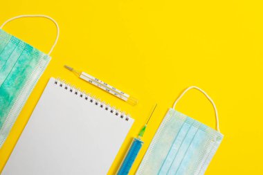 Profesyonel Sağlık Kontrolü için Not Defteri olan Önleyici Tıbbi Ekipman. Sağlık Koruma ve Etkili Dokunulmazlık Konsepti