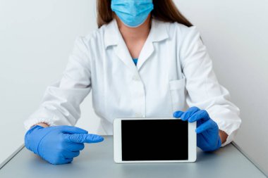 Tıbbi Gecelik Giyen, Ameliyat Eldiveni Giyen, Farklı Açı Atışları Boş Yapıştırma Kağıt Aksesuarlarıyla Çekilen Modern Akıllı Telefon