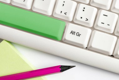 Not ve Klavyeli İş Konsepti. Boş Kopya Boşluğu Beyaz Kopyalama Cpace 'inin üzerinde Renkli Pc Mock Klavyesini Yapıştır. Metin İletisi için Boş Model Boşluğu.