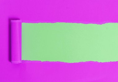 Çalar saati ve çivileri ahşap masanın üzerine yerleştirilmiş rulo şeklinde sökülmüş karton. Ahşap bir zemindeki kalın yırtık kağıt. Flat Lays Fotoğrafçılığı Düzenleme Sanatsal Yolu