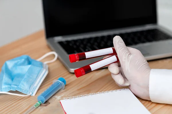 Analizar el tubo de prueba de laboratorio de la muestra de sangre humana extraída con los dispositivos modernos Gadgets Laptop para la herramienta de diagnóstico del riesgo de la salud —  Fotos de Stock