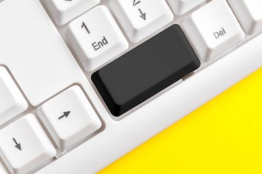 Boş kopya alanı arkaplan kopyalama alanının üzerinde düzenlenmiş olan yeniden renklendirilmiş PC model klavye. Not ve klavyeli iş konsepti. Tanıtım içeriği için boş model alanı