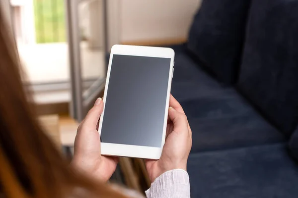 Manos sosteniendo Smartphone Digital con pantalla de espacio de copia en blanco para simular contenido promocional en el fondo de estilo de vida moderno — Foto de Stock