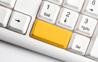 Not ve Klavyeli İş Konsepti. Boş Kopya Boşluğu Beyaz Kopyalama Cpace 'inin üzerinde Renkli Pc Mock Klavyesini Yapıştır. Metin İletisi için Boş Model Boşluğu.