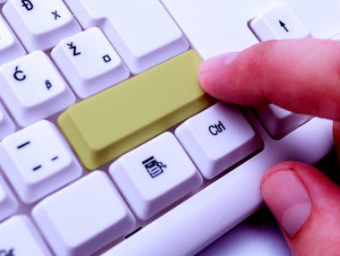 Not ve Klavyeli İş Konsepti. Boş Kopya Boşluğu Beyaz Kopyalama Cpace 'inin üzerinde Renkli Pc Mock Klavyesini Yapıştır. Metin İletisi için Boş Model Boşluğu.