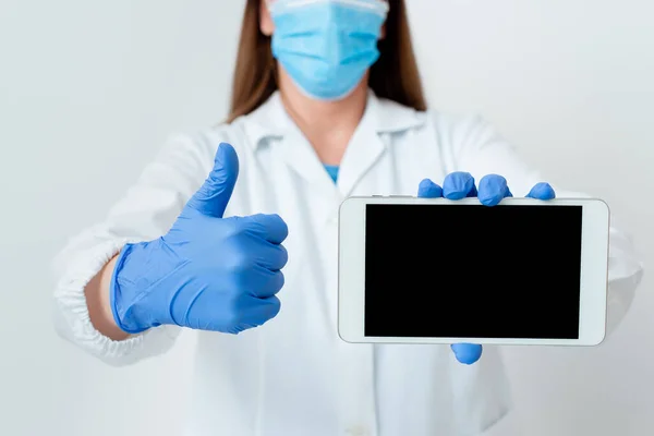 Orvosi kesztyűt viselő személy Sebészeti Maszk Különböző szögből készült felvételek Üres matrica papír kiegészítők Modern okostelefon — Stock Fotó
