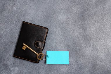 Farklı Renk Etiketi Notları. Kağıt Defteri Aksesuarları ve Okul Malzemeleri Modern Gadget 'lar Farklı Arkaplanda Ayarlandı