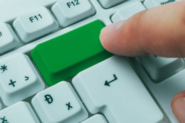 Not ve Klavyeli İş Konsepti. Boş Kopya Boşluğu Beyaz Kopyalama Cpace 'inin üzerinde Renkli Pc Mock Klavyesini Yapıştır. Metin İletisi için Boş Model Boşluğu.