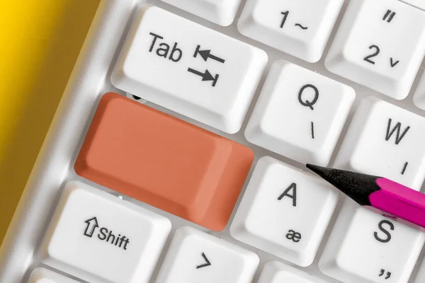 Re-coloreado teclado PC maqueta con espacio de copia vacío dispuesto por encima del espacio de copia de fondo.Concepto de negocio con notas y teclado PC. Espacio de maqueta en blanco para contenido promocional —  Fotos de Stock