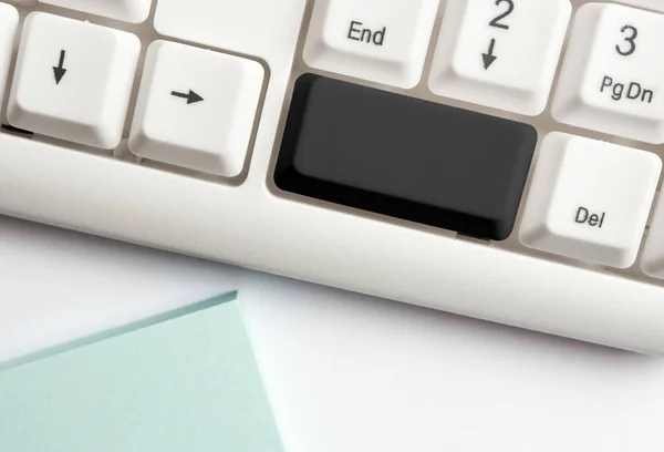 Re-coloreado teclado PC maqueta con espacio de copia vacío dispuesto por encima del espacio de copia de fondo.Concepto de negocio con notas y teclado PC. Espacio de maqueta en blanco para contenido promocional — Foto de Stock