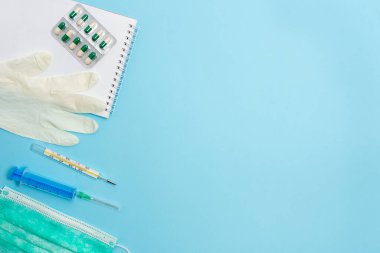 Profesyonel Sağlık Kontrolü için Not Defteri olan Önleyici Tıbbi Ekipman. Sağlık Koruma ve Etkili Dokunulmazlık Konsepti