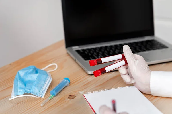 Analyse des Laborteströhrchens extrahierter menschlicher Blutprobe mit modernen Geräten Gadgets Laptop für die Diagnose von Gesundheitsrisiken — Stockfoto