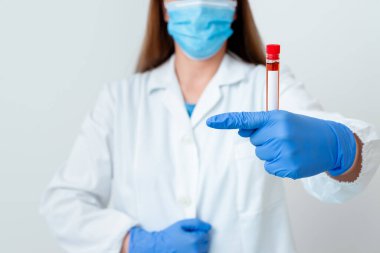 Laboratuvar Deneyi için Tıbbi Cübbe Eldiveni Giyen Adam. Sağlık Durumu Analizi İçin Kan Test Tüpü Tutuluyor